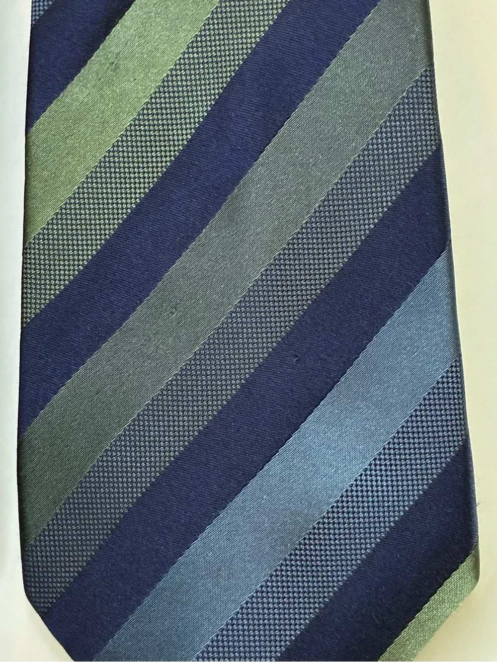 7- BCBG 100% Silk Men’s Neckties 3 MAXAZRIA & 4 ATTITUDE good condition 58”-61”
